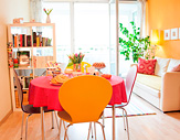 Blick ins Wohnzimmer mit Balkon